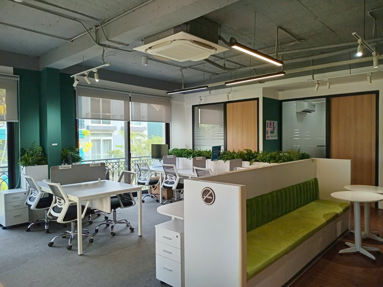 Coworking desks & lounge
